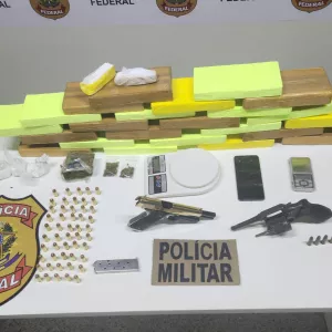 Armas e drogas estão sobre a mesa