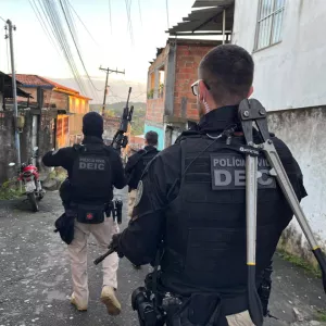 Policiais civis estão de costas