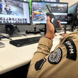 Autoridade manuseia o Reconhecimento Facial