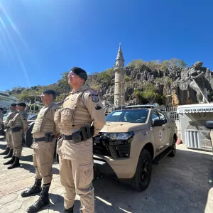 Militares estão em frente aos veículos novos