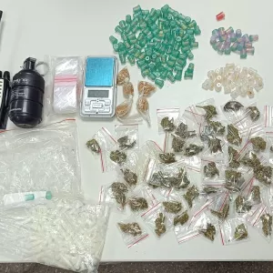 Materiais apreendidos são exibidos