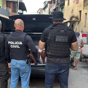 Policiais civis estão de costas