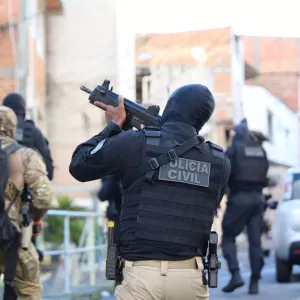 Policiais civis estão de costas