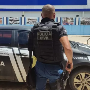 Um PC está em frente a uma viatura