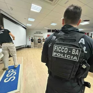 FICCO Bahia, PC, PF e Interpol capturam em Portugal homem que estuprou a própria filha de 4 anos de idade