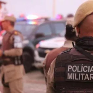 Policial militar de costas