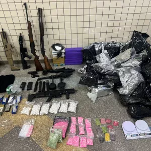 Materiais apreendidos são exibidos