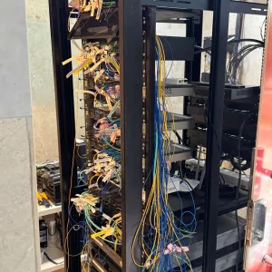 Um homem foi preso em flagrante pelo crime de receptação qualificada, durante o cumprimento de mandados de busca e apreensão em uma empresa de fornecimento de internet, na manhã desta quinta-feira (4), em Feira de Santana.  O estabelecimento comercial funcionava utilizando equipamentos furtados de grandes empresas de telefonia. No local, policiais da Delegacia de Repressão a Furtos e Roubos (DRFR) de Salvador apreenderam 24 materiais eletrônicos adquiridos de forma ilícita, além de cinco baterias estacionár