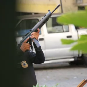 Um PC aponta uma arma