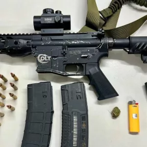 PM apreende fuzil, carregadores, munições e droga em Cajazeiras