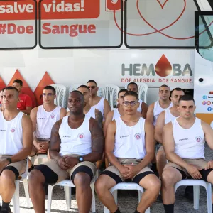 Alunos-a-soldado da PMBA participam de campanha de doação de sangue