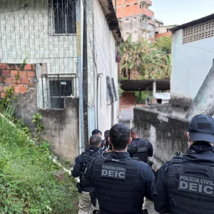 Policiais civis estão de costas