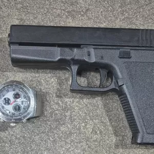 Arma de brinquedo foi encontrada com o suspeito