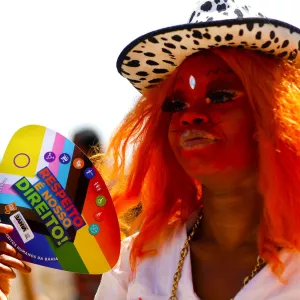 Uma mulher segura um cartaz pedindo respeito