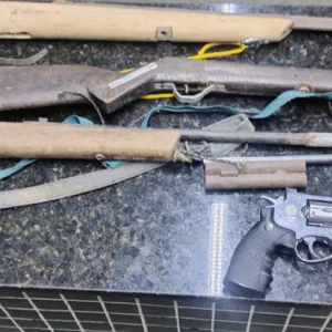 Materiais encontrados são fotografados