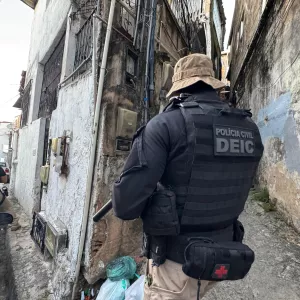 Policiais civis estão de costas