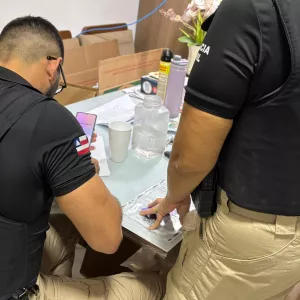 Policiais apreendem documentos durante a operação