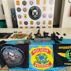 Materiais apreendidos são exibidos