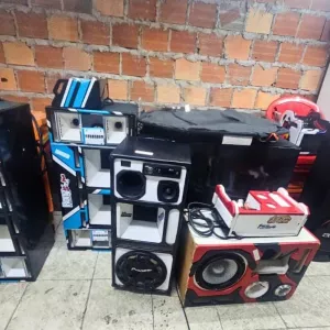 Materiais apreendidos são exibidos