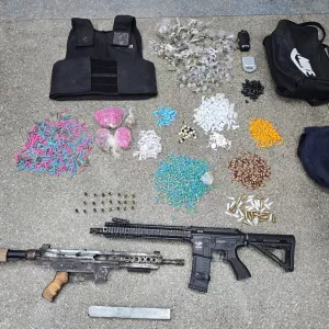 Materiais apreendidos são exibidos