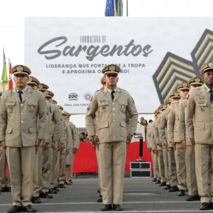 Os formandos — cabos e soldados aprovados em concurso interno — iniciaram o Curso de Formação de Sargentos em 18 de novembro do ano passado. Ao longo de 1.200 horas-aula, distribuídas em dois módulos, os policiais se dedicaram ao aperfeiçoamento técnico e operacional, visando ao exercício de funções de liderança e comando.  Com a conclusão do curso, 155 homens e 45 mulheres, oriundos de diversas regiões do estado, passaram a integrar o quadro de sargentos da PMBA. Eles assumirão novas responsabilidades na c