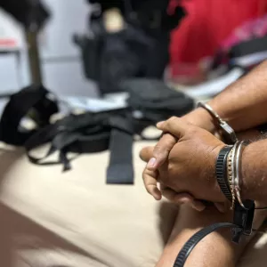 Operação Bomboniere alcança dupla responsável por compra de munições e manutenção de armas para facção