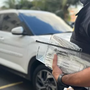 Ação prendeu pai e dois filhos por extorsão, posse ilegal de arma de fogo, lavagem de dinheiro e crimes contra a ordem tributária e econômica