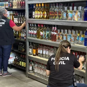 Policiais civis estão de costas