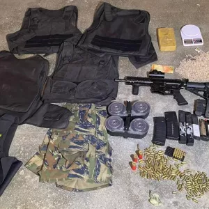 Materiais apreendidos são exibidos