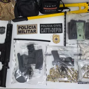 Materiais apreendidos são exibidos