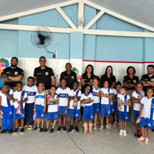 Alunos de escola municipal em Salvador participam de ação social promovida pela Polícia Civil
