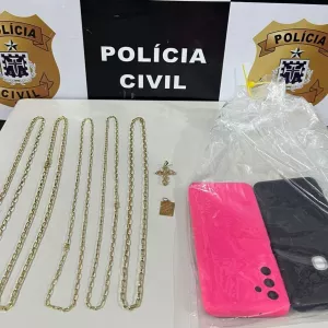 Materiais apreendidos são exibidos