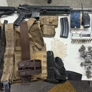 Materiais apreendidos são exibidos