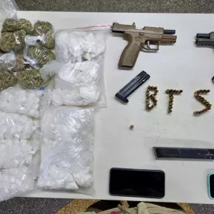 Materiais apreendidos são exibidos