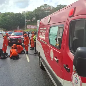 Bombeiros em formação prestam primeiros socorros a vítima de acidente na Bonocô