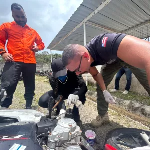 Oito motocicletas e quatro carros foram encontrados com adulterações de sinal no motor, chassi, placas trocadas e clonadas, durante a vistoria dos policiais.