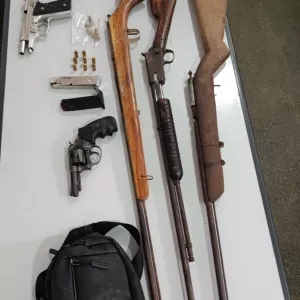 Com o reforço do patrulhamento ostensivo no Extremo Sul, a Polícia Militar alcançou nesta terça-feira (28), três suspeitos de atacar um assentamento na cidade de Itamaraju.  Pistola, revólver, espingardas, carregadores, munições e um veículo foram localizados e apreendidos pelas Forças da Segurança Pública.  O patrulhamento na região foi reforçado com equipes da Polícia Militar e da Força Nacional. A investigação e as ações de inteligência são realizadas de forma integrada pelas Polícias Civil e Federal