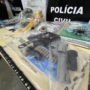 Materiais apreendidos são exibidos