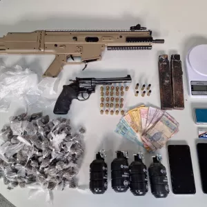 Materiais apreendidos são exibidos