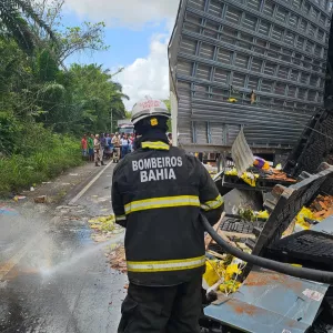 Bombeiros de Alagoinhas retiram vítima que ficou presa às ferragens após acidente veicular