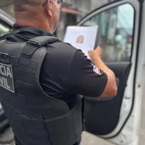 Homem investigado por armazenar pornografia infantil é preso com armas durante operação em Feira de Santana