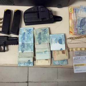 Materiais apreendidos são exibidos