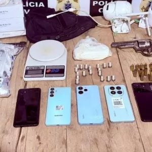 Materiais apreendidos são exibidos