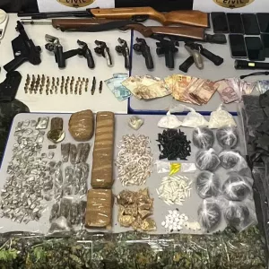 Materiais apreendidos são exibidos