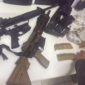 Materiais apreendidos são exibidos