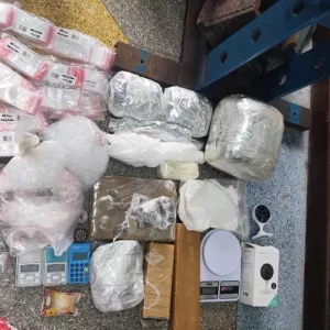 Materiais apreendidos são exibidos