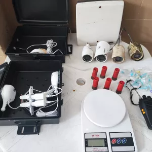 Materiais apreendidos são exibidos