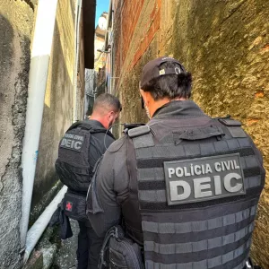 Articulador de roubos a farmácias é preso dentro de motel no Costa Azul