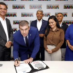 Governo e Prefeitura discutem ações e projetos para Lauro de Freitas durante reunião em Salvador