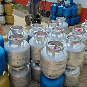 Operação da Polícia Civil em Vitória da Conquista apreende 204 botijões de gás comercializados ilegalmente